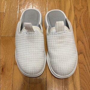 Women's Cream Slippers